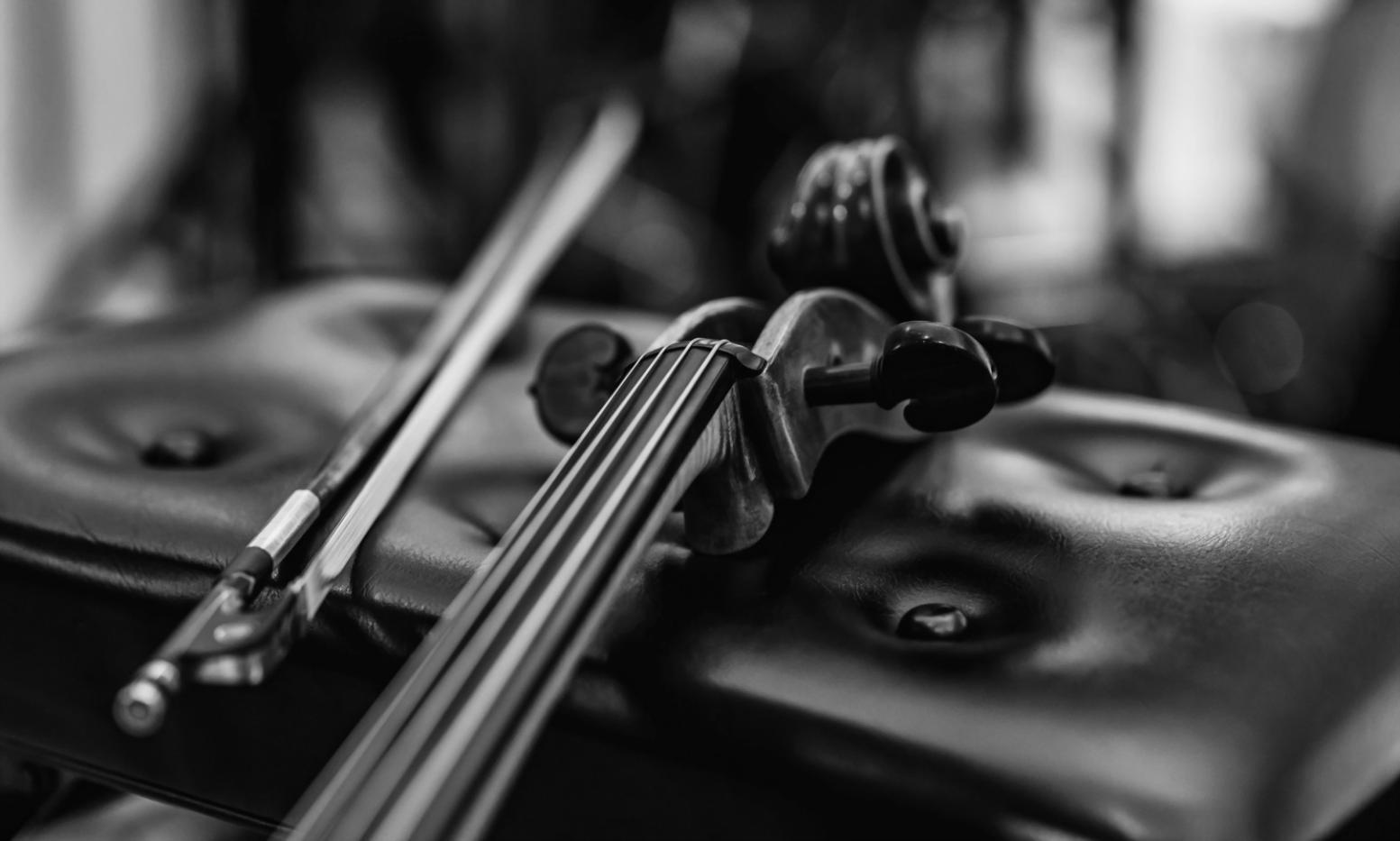 Compositore contemporaneo al lavoro su una partitura complessa