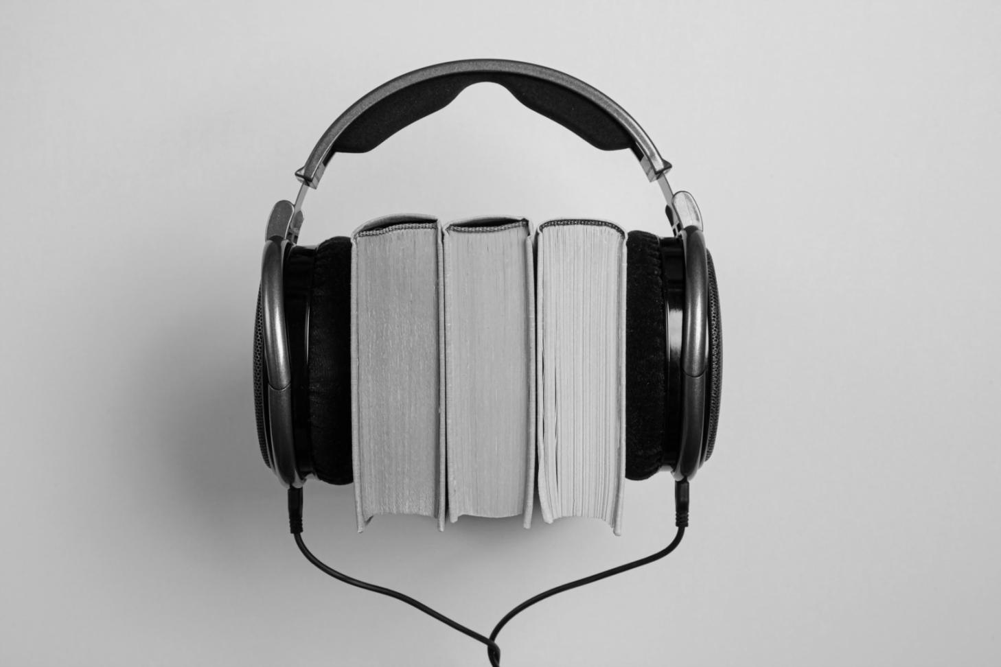 Archivio musicale storico con partiture antiche e strumenti d'epoca