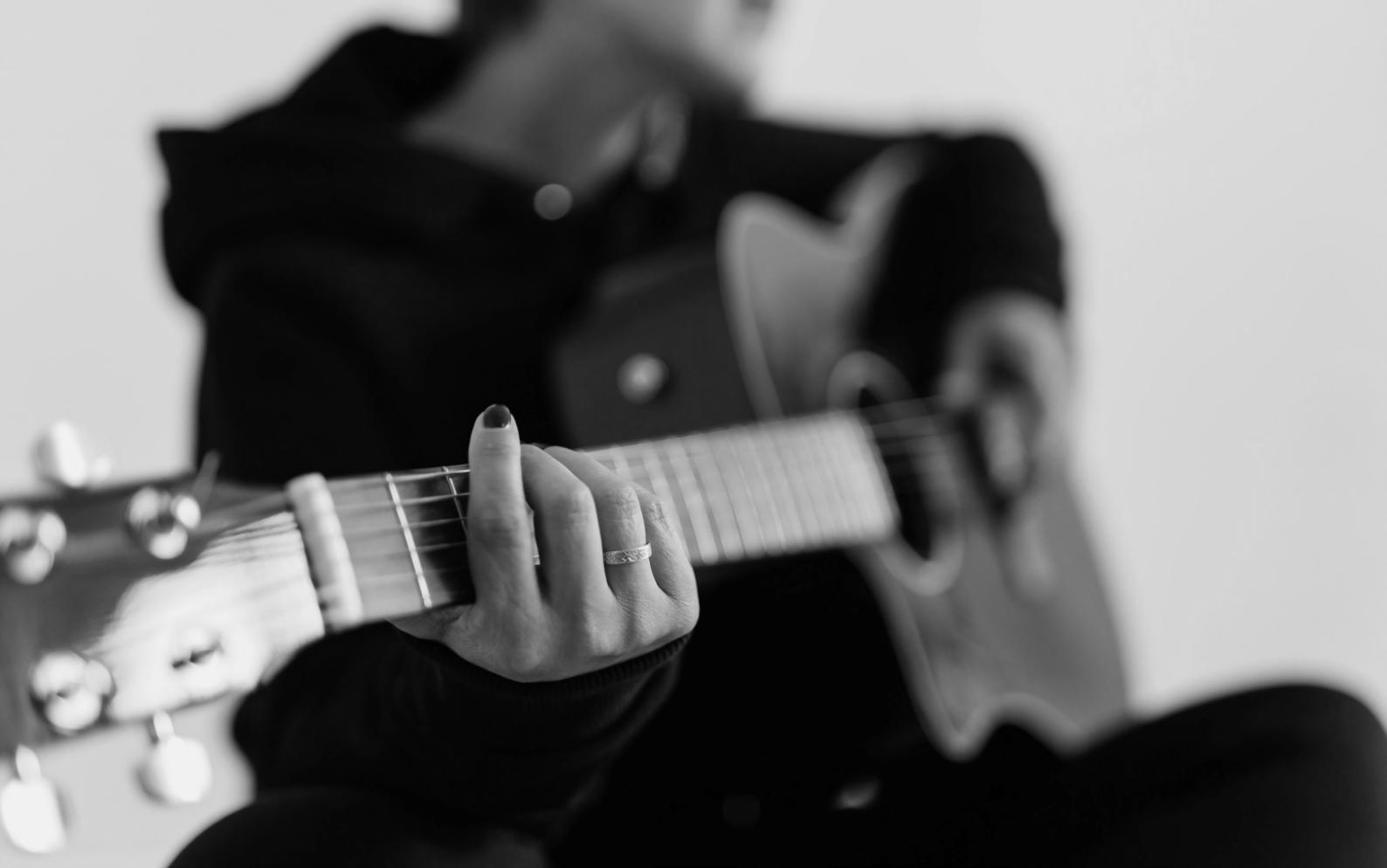 Ambiente di studio musicologico con libri e strumenti