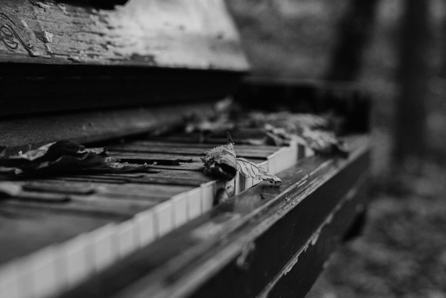 Sala studio con documenti storici e strumenti musicali d'epoca